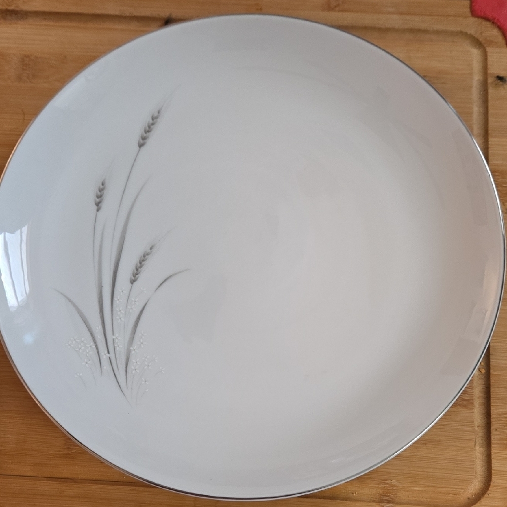 Elegant White and Gray Dinnerware Platter with Subtle Design